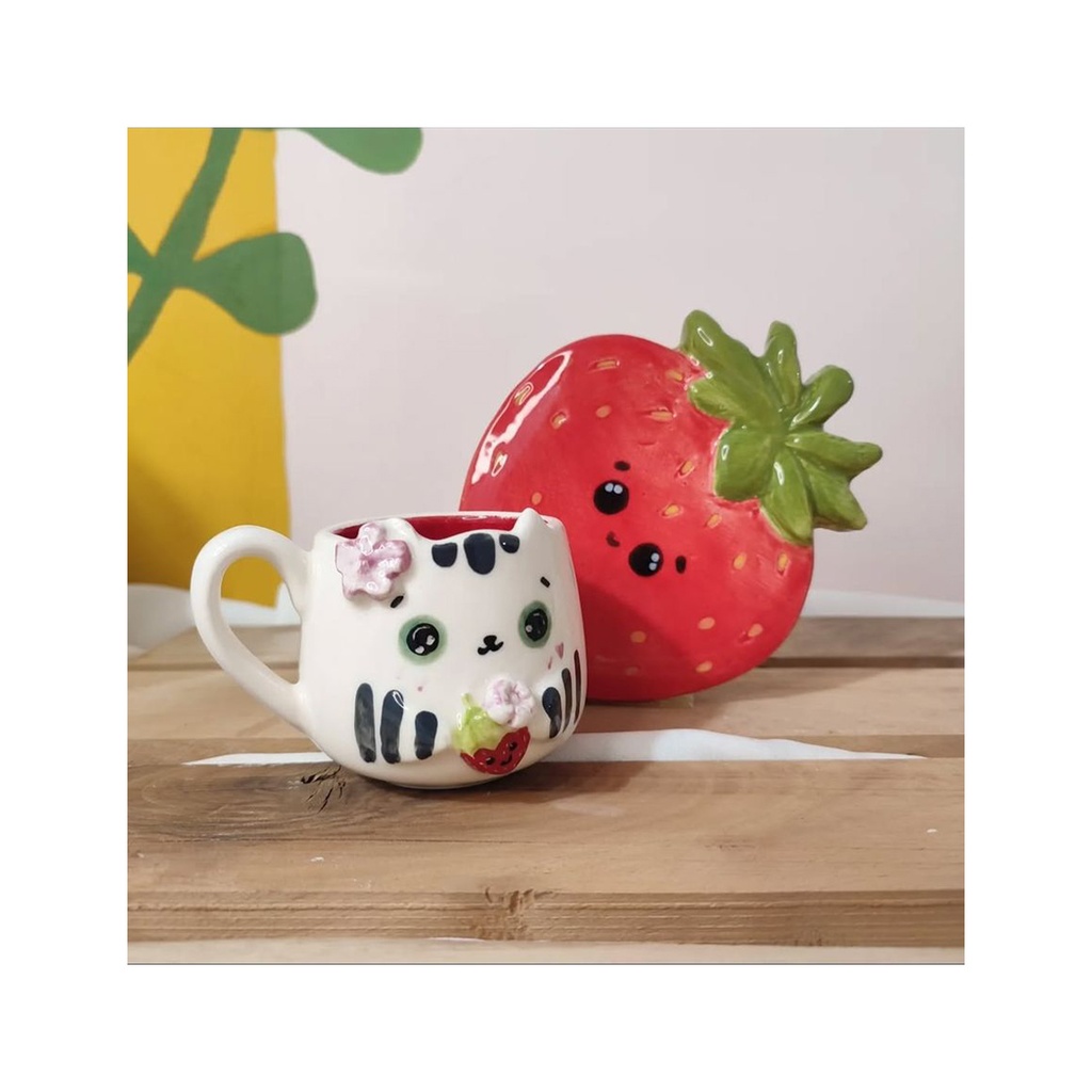 ماگ گربه زیره دار طرح توت فرنگی / ای آر 